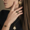 Assuna - Look bijoux vintage Bracelet chaîne simple et Boucles et Collier Comète Henriette - Bague bouton Abby