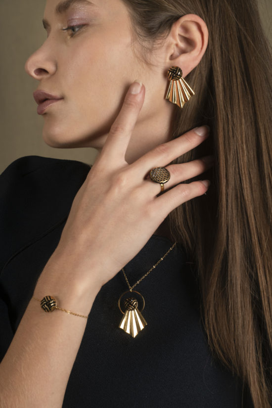 Assuna – Look bijoux vintage Bracelet chaîne simple et Boucles et Collier Comète Henriette – Bague bouton Abby