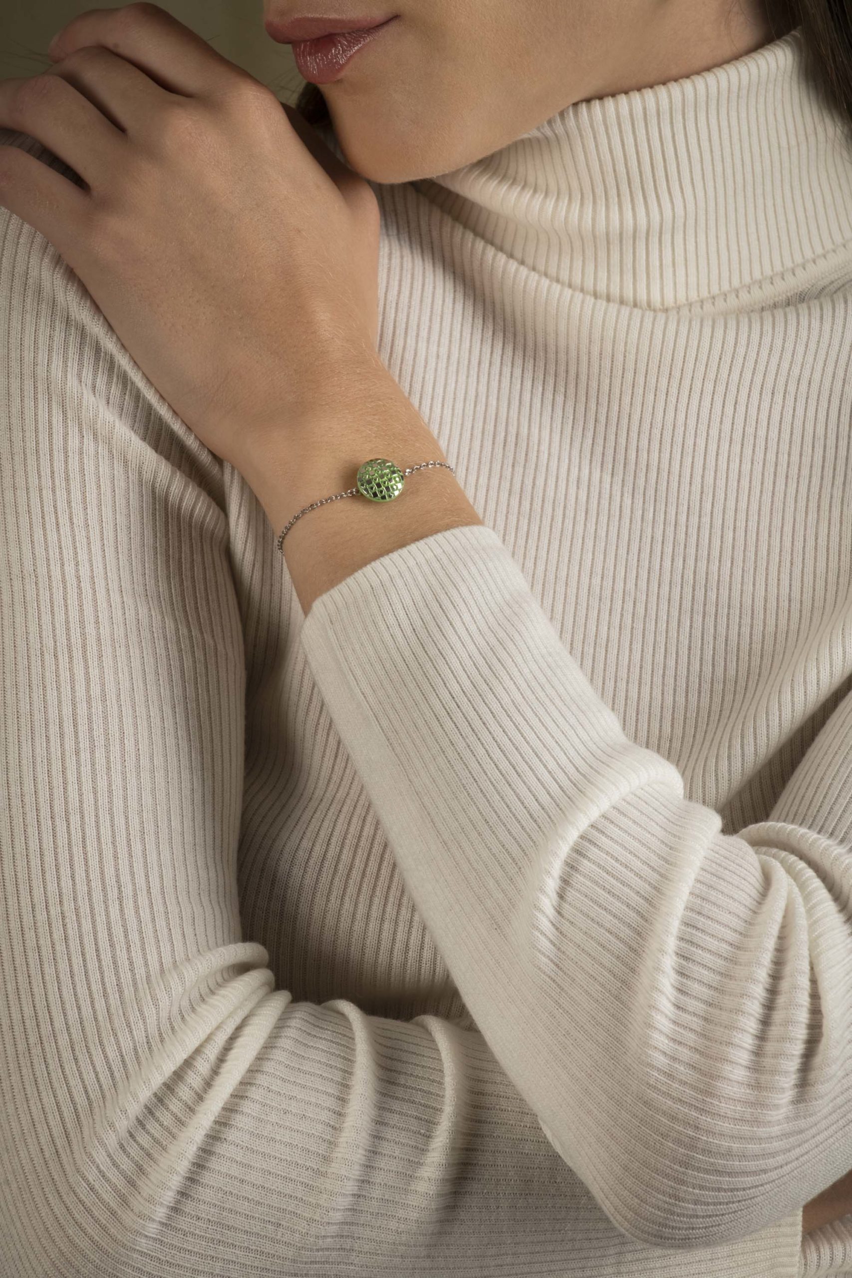 Assuna – Look Bracelet chaîne simple Eugénie vert – bouton ancien 1940