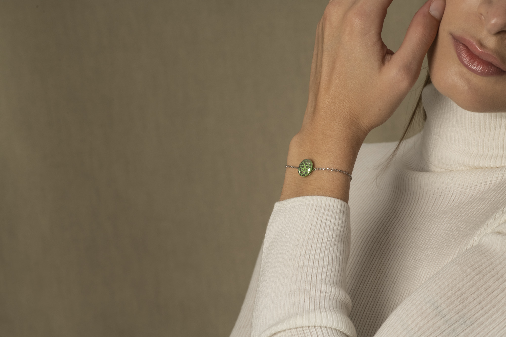 Assuna – Look Boucles Ysée et Bracelet chaîne simple Eugénie vert – bouton ancien 1940