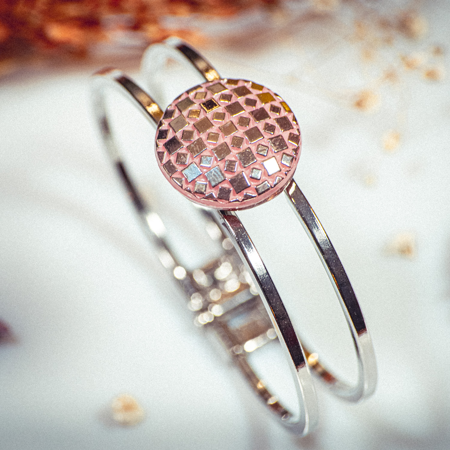 Assuna – Bracelet vintage Eugénie rose – bouton ancien 1940