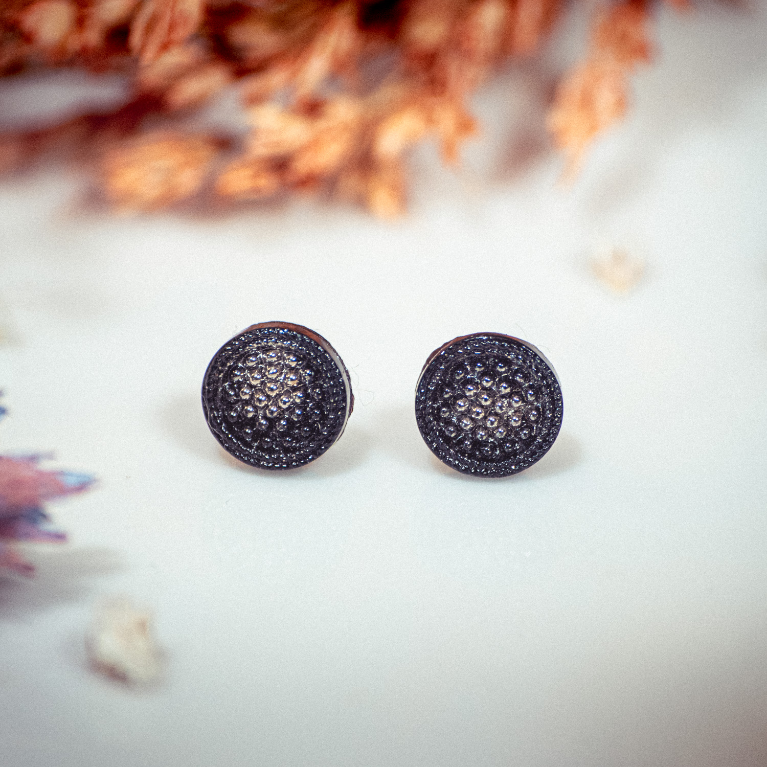 Assuna – Boucles d’oreilles puces mini Perette gris et noir – bouton ancien 1940 – clous d’oreilles acier inoxydable