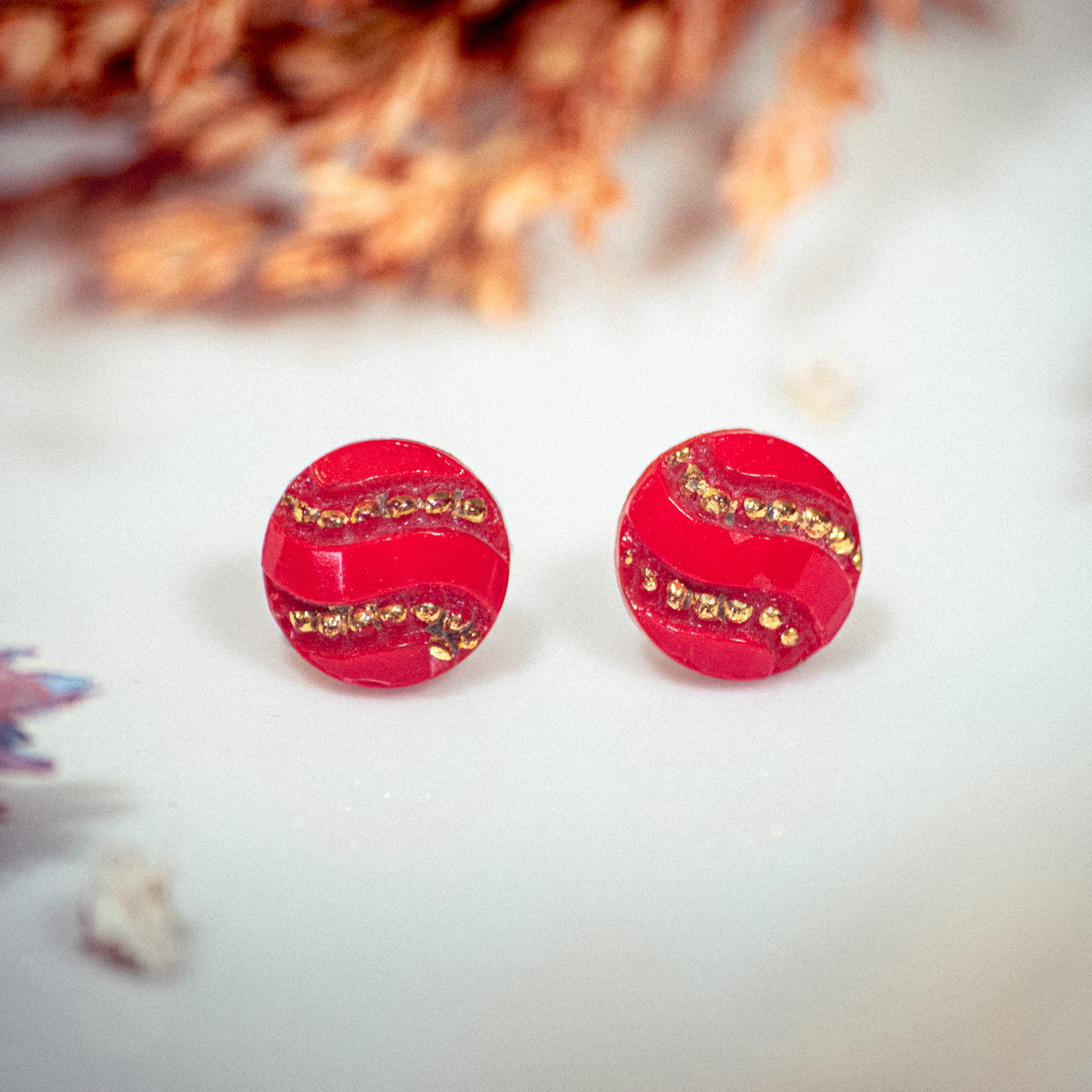 Assuna – Boucles d’oreilles puces rouge et or – bouton ancien 1940 – clous d’oreilles acier inoxydable