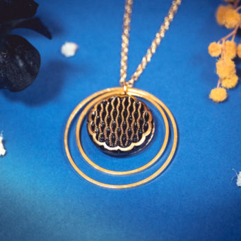 Assuna - Collier Lunare Abby - bouton ancien 1940 - collier d'inspiration vintage en forme de croissant de lune