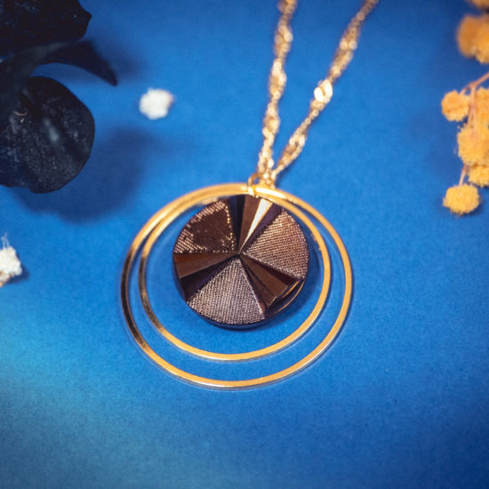 Assuna – Collier Lunare Angèle bronze – bouton ancien 1940 – collier d’inspiration vintage en forme de croissant de lune