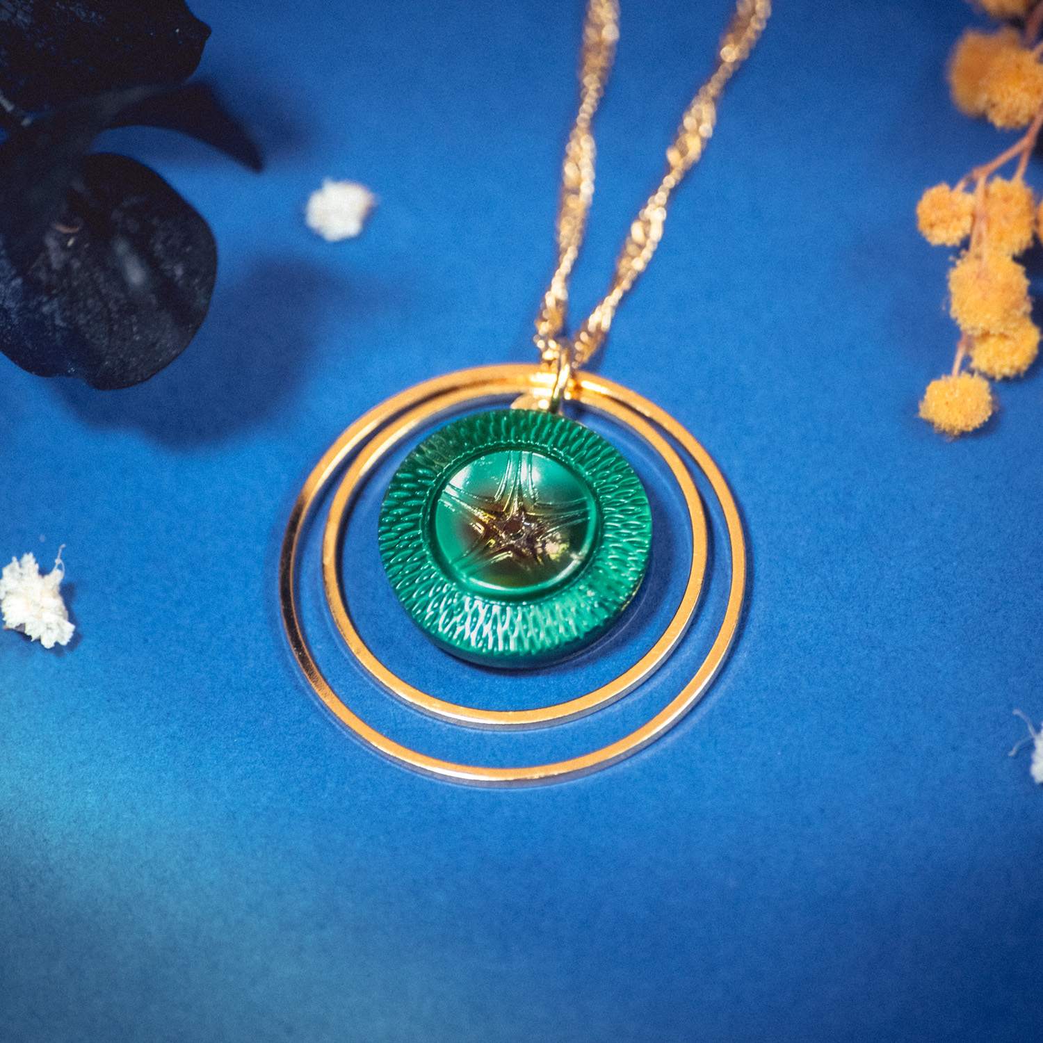 Assuna – Collier Lunare Arielle – bouton ancien 1940 – collier d’inspiration vintage en forme de croissant de lune