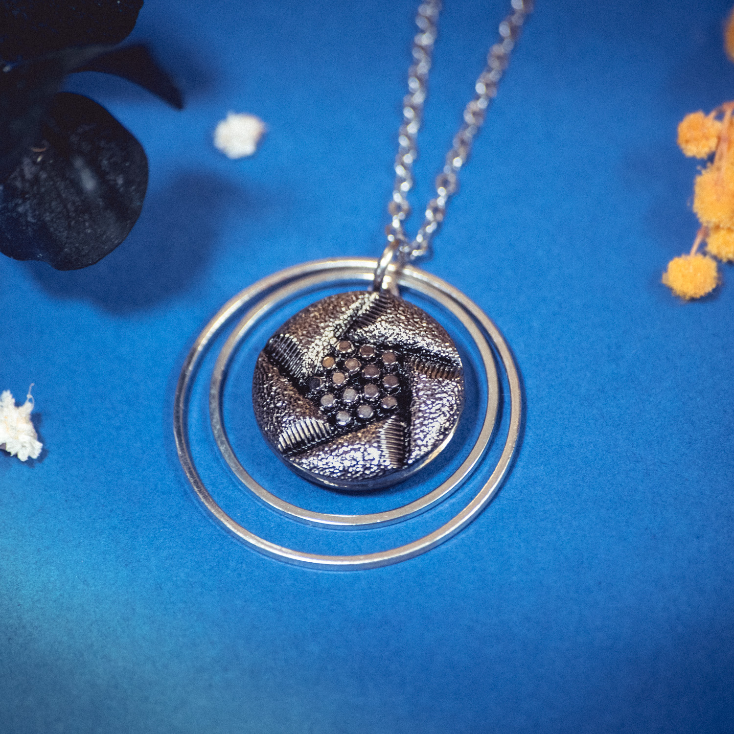 Assuna – Collier Lunare Arlette – bouton ancien 1940 – collier d’inspiration vintage en forme de croissant de lune