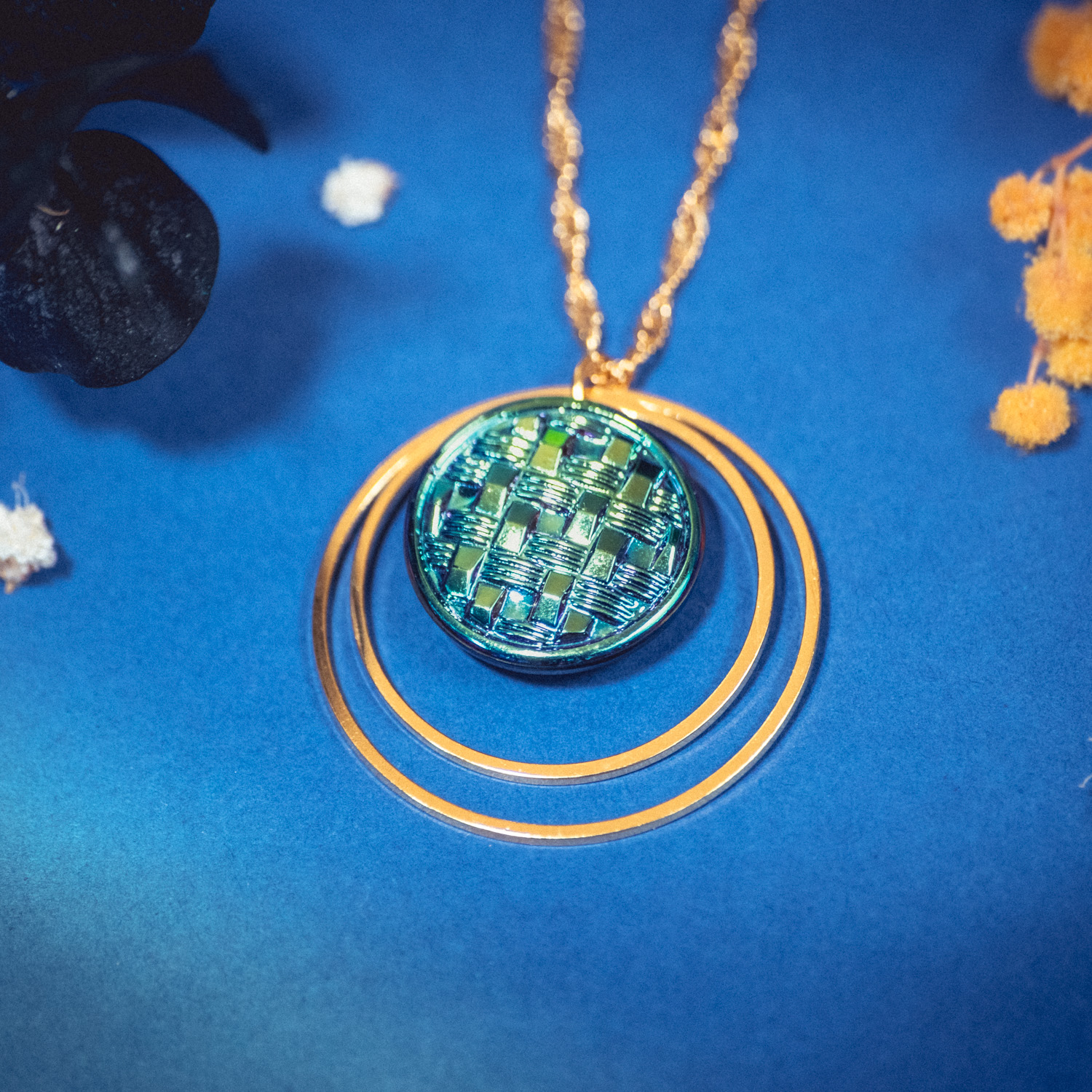 Assuna – Collier Lunare Cécile bleu sirène – bouton ancien 1940 – collier d’inspiration vintage en forme de croissant de lune