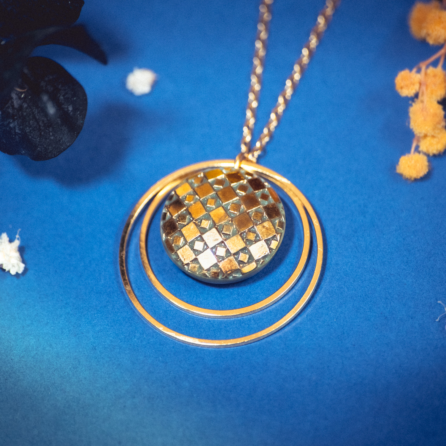 Assuna – Collier Lunare Eugénie kaki – bouton ancien 1940 – collier d’inspiration vintage en forme de croissant de lune
