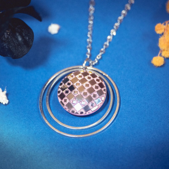 Assuna – Collier Lunare Eugénie rose – bouton ancien 1940 – collier d’inspiration vintage en forme de croissant de lune