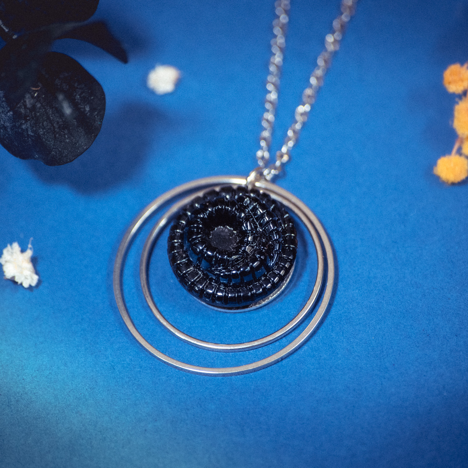 Assuna – Collier Lunare Faustine bleu noir – bouton ancien 1940 – collier d’inspiration vintage en forme de croissant de lune