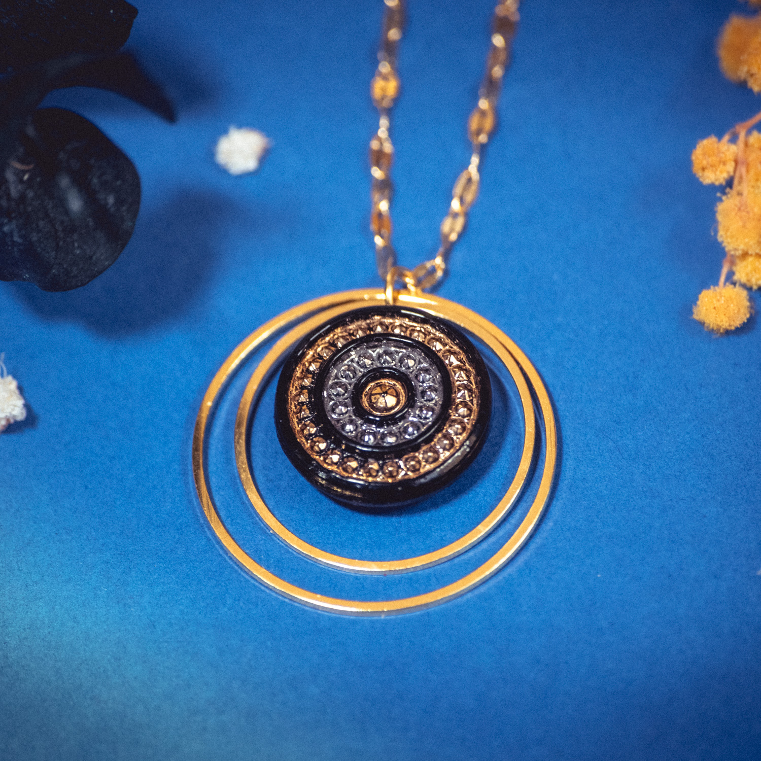 Assuna – Collier Lunare Hélios – bouton ancien 1940 – collier d’inspiration vintage en forme de croissant de lune