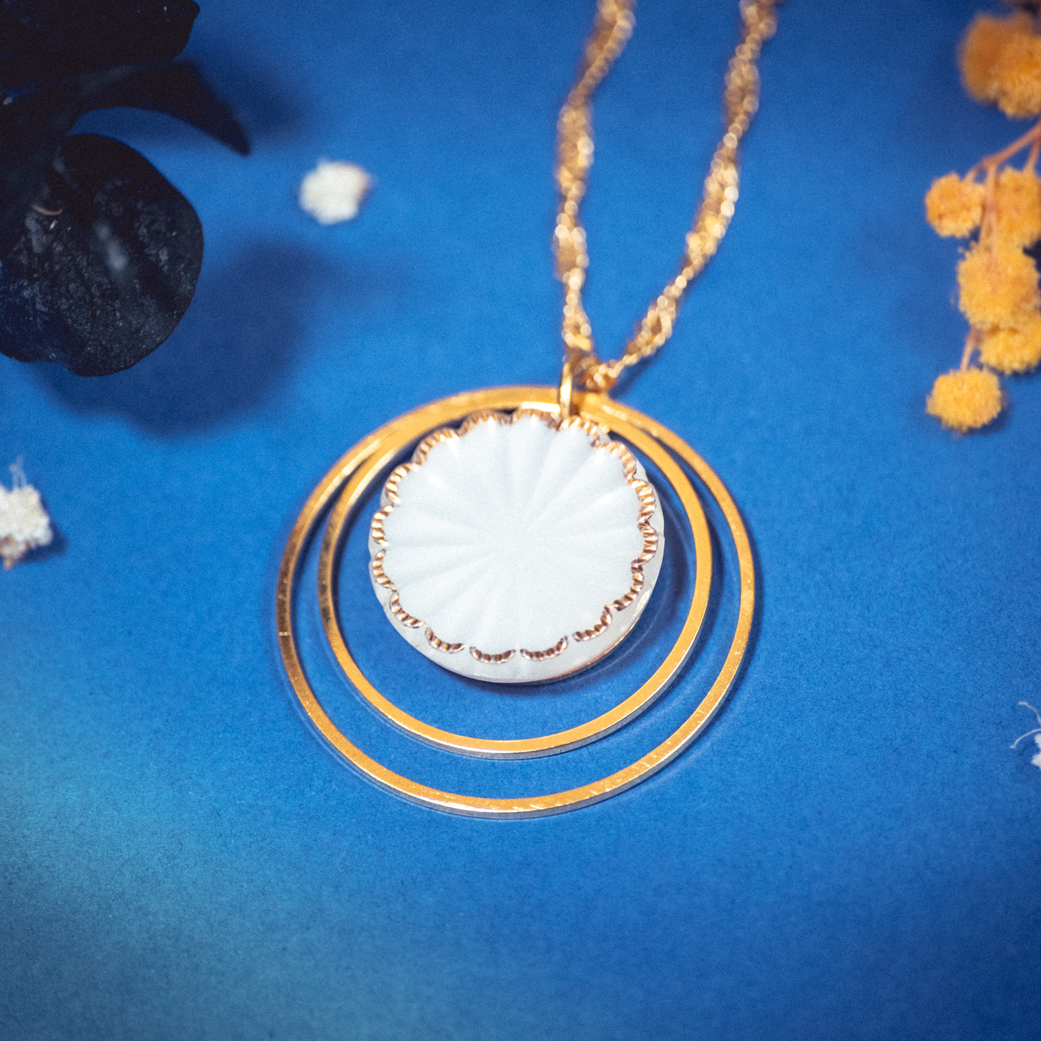 Assuna – Collier Lunare Joséphine – bouton ancien 1940 – collier d’inspiration vintage en forme de croissant de lune