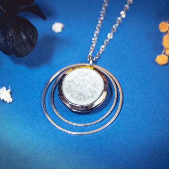 Assuna - Collier Lunare Judith - bouton ancien 1940 - collier d'inspiration vintage en forme de croissant de lune