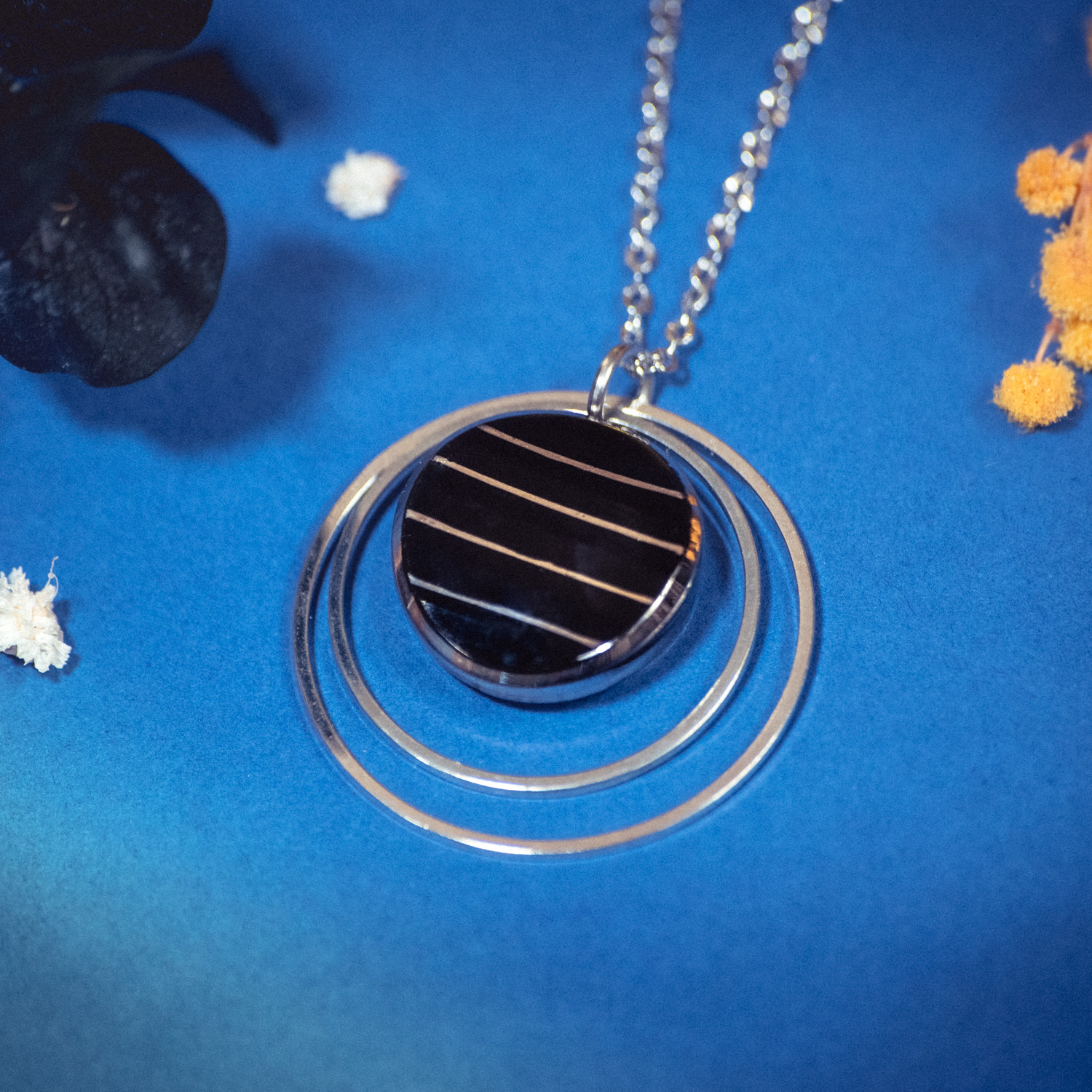 Assuna – Collier Lunare Louise – bouton ancien 1920 – collier d’inspiration vintage en forme de croissant de lune