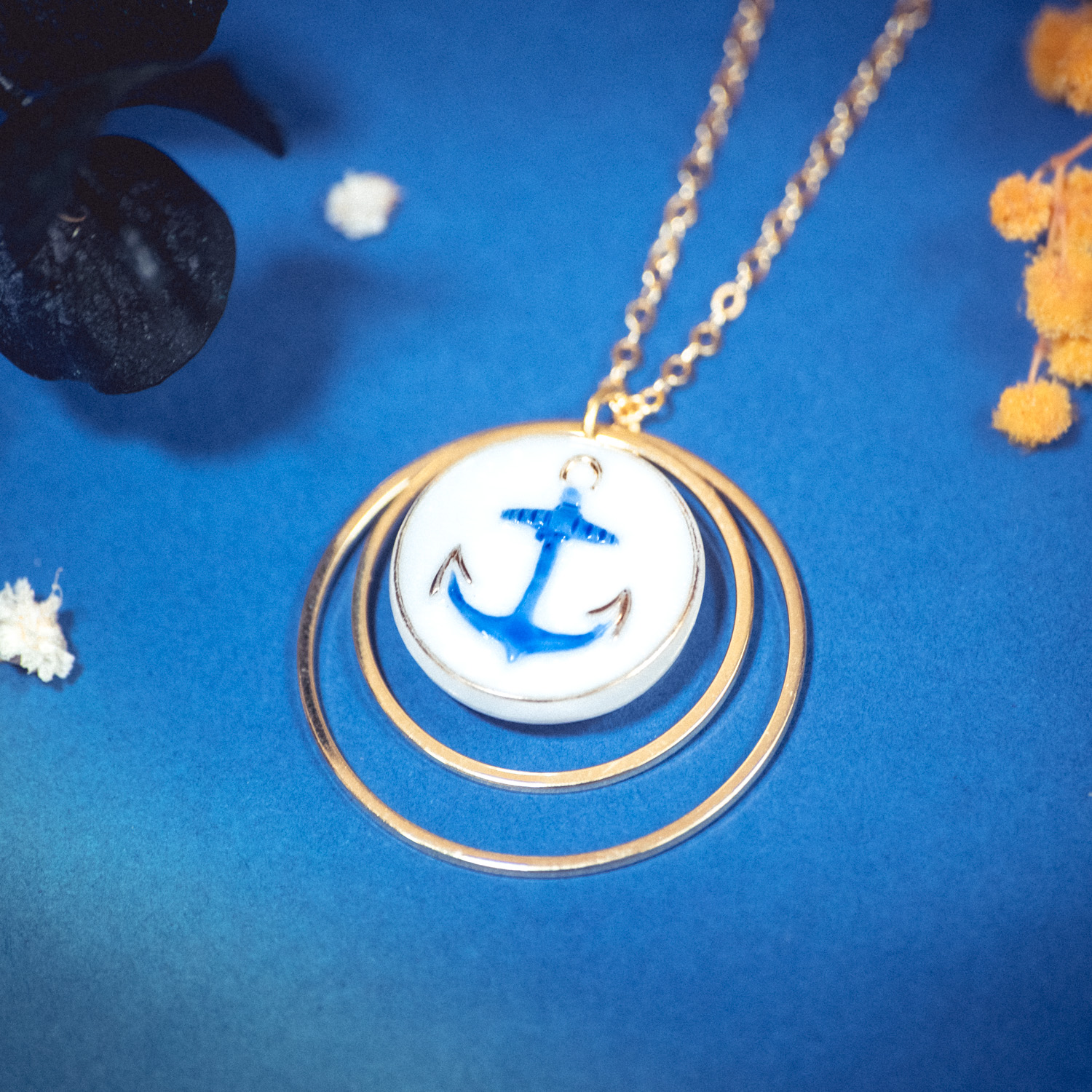 Assuna – Collier Lunare Marine – bouton ancien 1940 – collier d’inspiration vintage en forme de croissant de lune