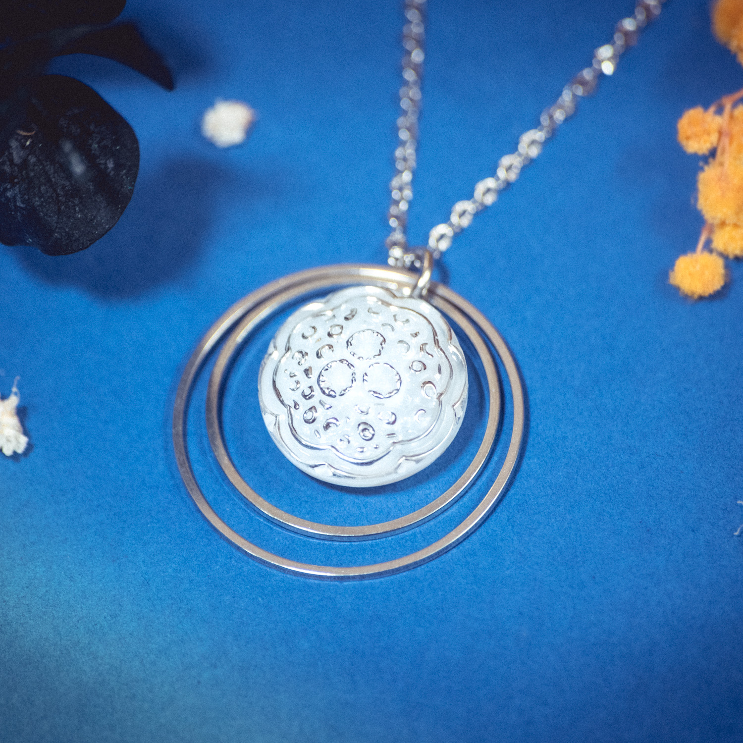 Assuna – Collier Lunare Ombeline – bouton ancien 1940 – collier d’inspiration vintage en forme de croissant de lune