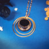 Assuna - Collier Lunare Uta - bouton ancien 1920 - collier d'inspiration vintage en forme de croissant de lune