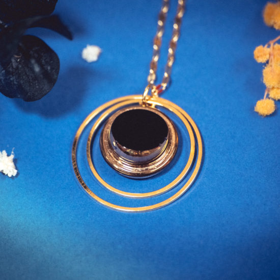 Assuna – Collier Lunare Uta – bouton ancien 1920 – collier d’inspiration vintage en forme de croissant de lune