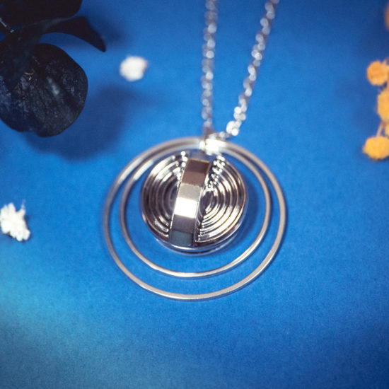 Assuna - Collier Lunare Zoé argenté - bouton ancien 1940 - collier d'inspiration vintage en forme de croissant de lune
