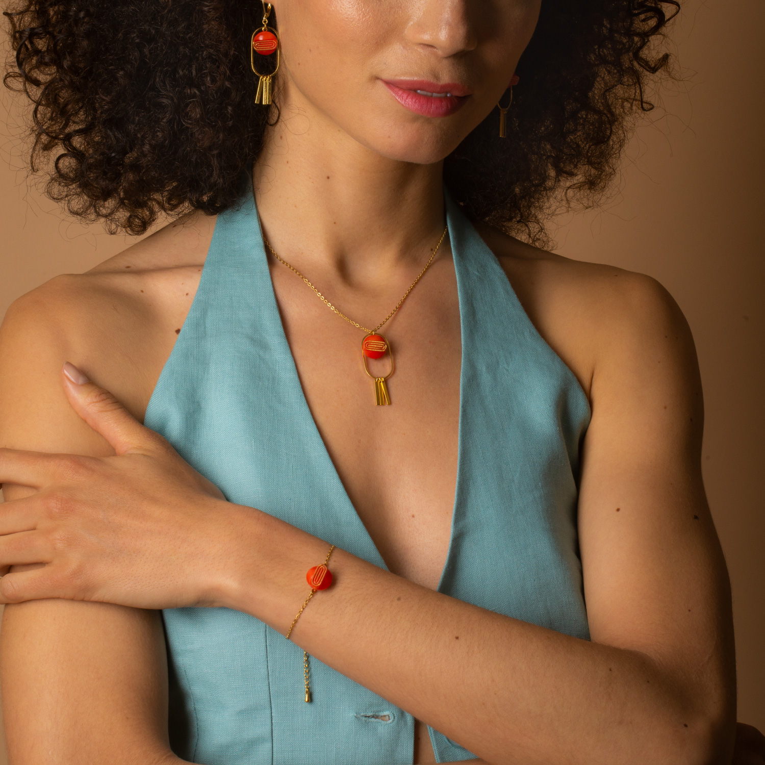 assuna-etoile-bracelet-chaine-simple-bouton-ancien-georgette-orange-look-05-web