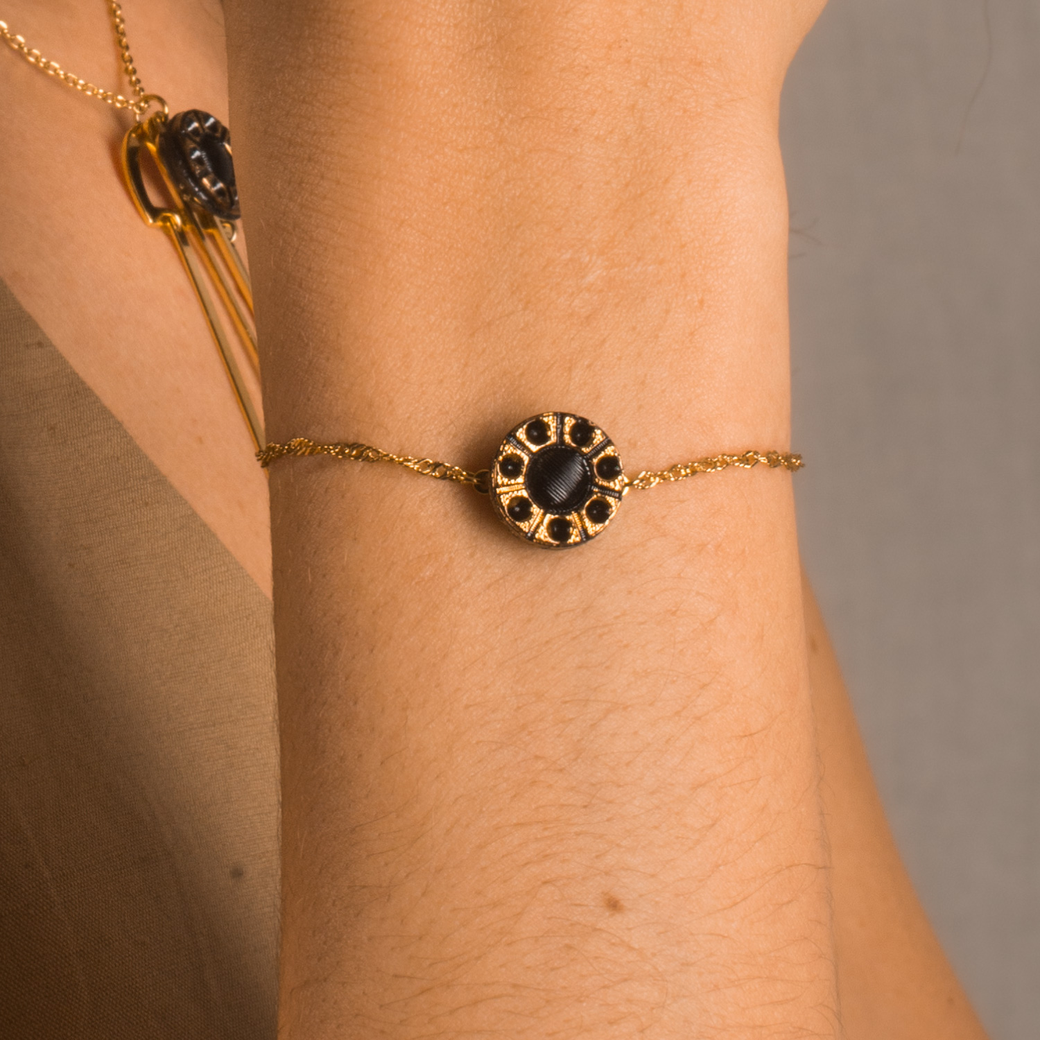assuna-etoile-bracelet-chaine-simple-bouton-ancien-noa-look-01-web