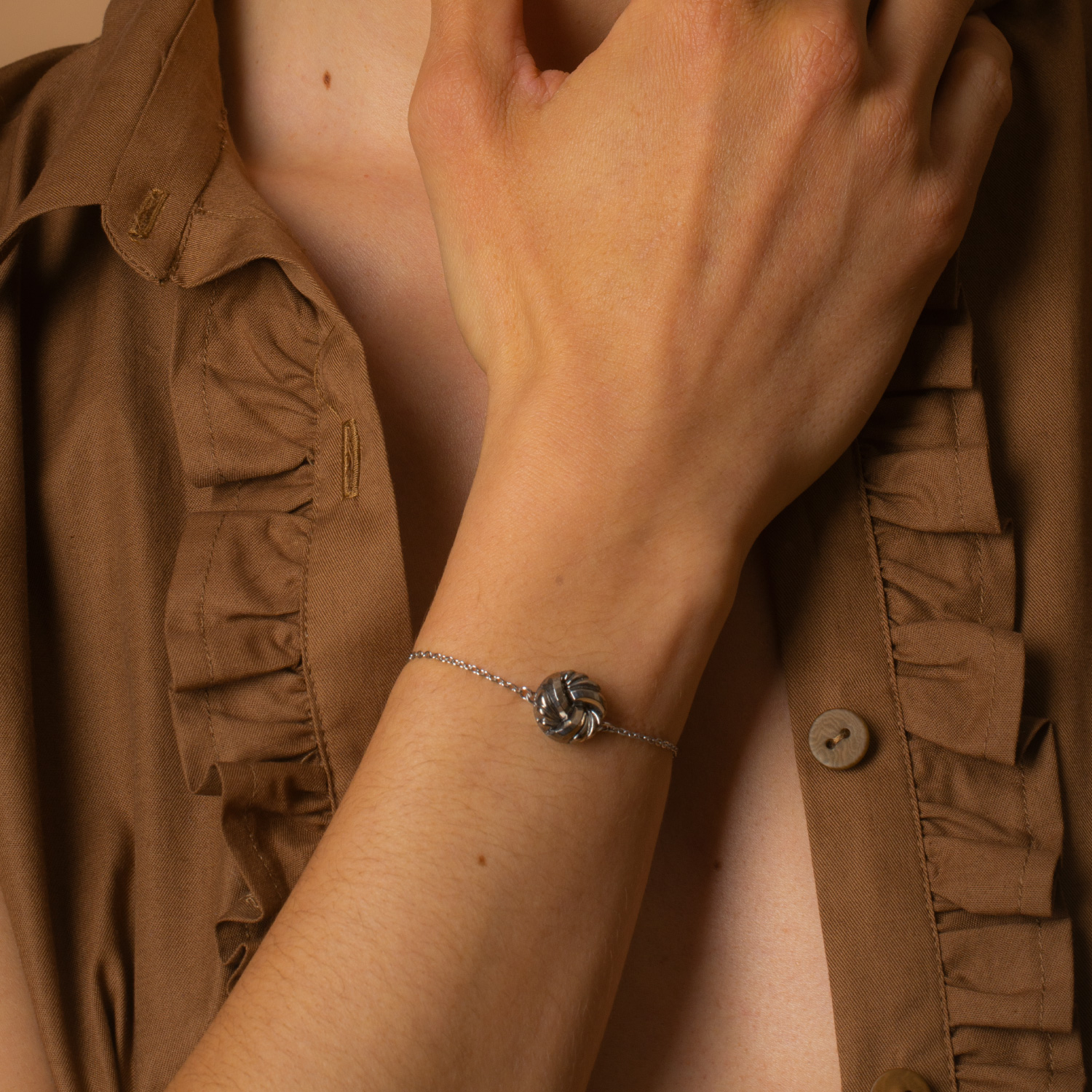 assuna-etoile-bracelet-chaine-simple-bouton-ancien-paula-argent-look-02-web