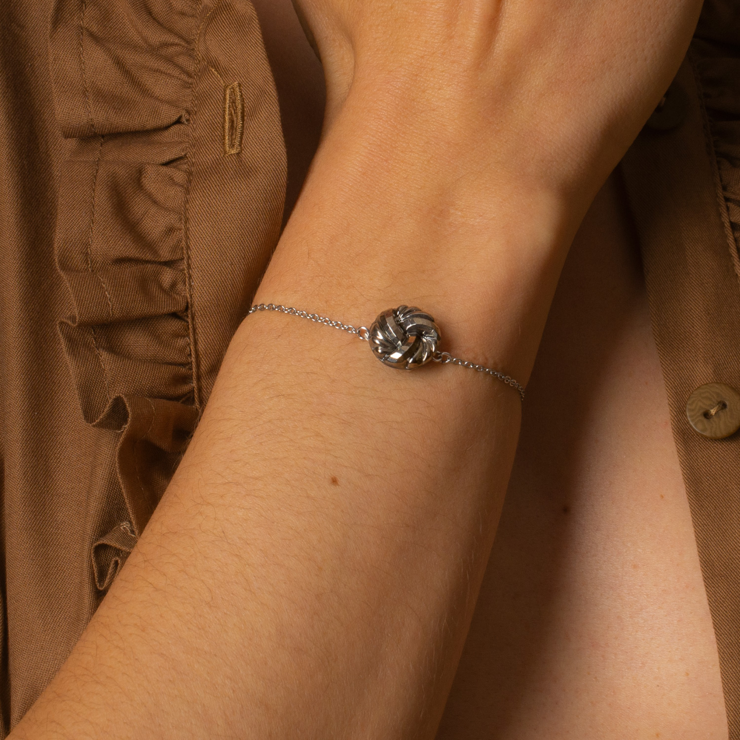 assuna-etoile-bracelet-chaine-simple-bouton-ancien-paula-argent-look-04-web