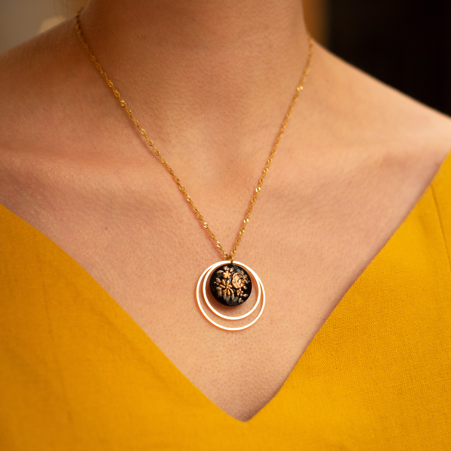 Collier Lunare Daisy – bouton ancien 1940 – Assuna – bijoux d’inspiration vintage